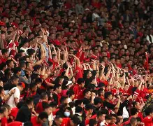 足球赛场烽火连连,每个进球都点燃热情的球